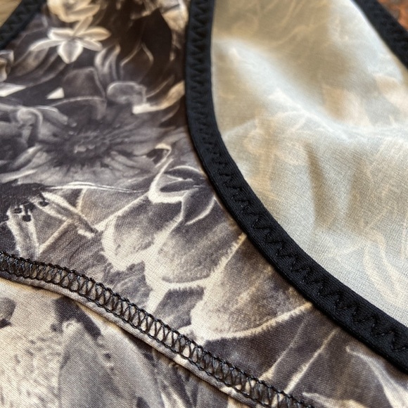 𝅺lululemon Run: Split Singlet Flowabunga Black Angel Wing / Black Size 4 - Picture 13 of 13